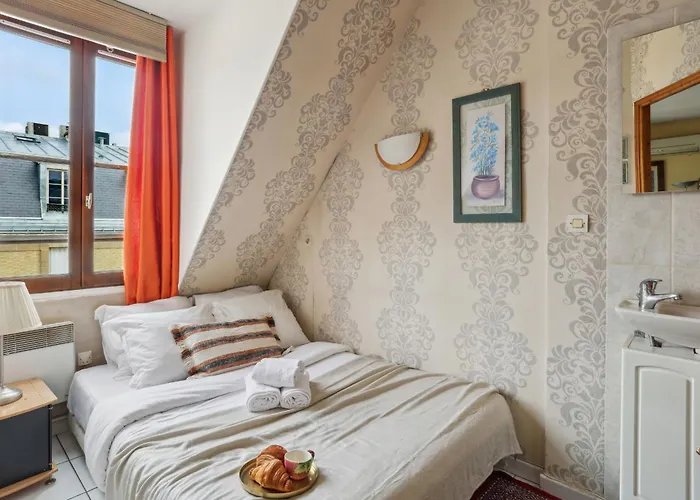 Eiffel Tower & Invalides - Cityapartmentstay